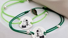 Set 2 bratari personalizate - Sisters Forever - Banut 15 mm cu 2 siluete imbratisate Surori/Prietene - Bilute 4 mm - Argint 925 - Snur reglabil
