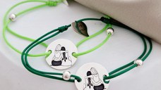 Set 2 bratari personalizate - Sisters Forever - Banut 15 mm cu 2 siluete imbratisate Surori/Prietene - Bilute 4 mm - Argint 925 - Snur reglabil