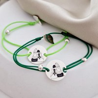 Set 2 bratari personalizate - Sisters Forever - Banut 15 mm cu 2 siluete imbratisate Surori/Prietene - Bilute 4 mm - Argint 925 - Snur reglabil - 1