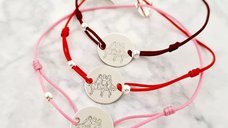 Set 3 bratari personalizate - Inima Soul Sisters- Banut 15 mm cu 3 siluete cu rochite Surori/Prietene - Bilute 4 mm - Argint 925 - Snur reglabil