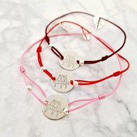 Set 3 bratari personalizate - Inima Soul Sisters- Banut 15 mm cu 3 siluete cu rochite Surori/Prietene - Bilute 4 mm - Argint 925 - Snur reglabil - 1