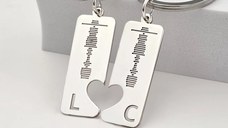Set doua brelocuri personalizate - gravura amprenta vocala, initiala si inima decupata - Argint 925
