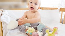 Protectie laterala patut multifunctionala cu jucarii din plus BabyJem Caterpilar, Diverse culori