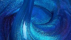 Kievskaya Freeze Gel Manganese Blue – Gel Builder Lichid cu Nuanțe Intense de Albastru și Sclipici Fin