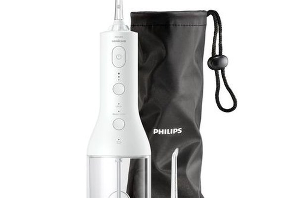 Aparat de curatare interdentara Philips Sonicare Power Flosser HX3826/31, tehnologie QuadStream, 2 capete de curatare, 2 moduri de curatare, 3 niveluri de intensitate, husa (Alb)