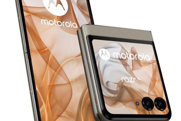 Telefon Mobil Motorola Razr 50, Procesor Mediatek Dimensity 7300X, Octa-Core, Foldable LTPO AMOLED Capacitive touchscreen 6.9inch, 8GB RAM, 256GB Flash, Camera Duala 50 + 13 MP, 5G, Wi-Fi, Dual SIM, Android (Bej)