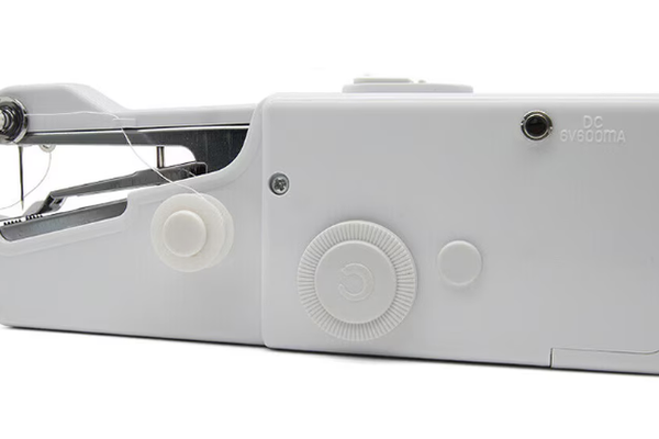 Mini Masina de cusut portabila Plastic/Metal pe Baterii Alba