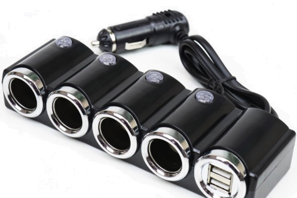 Priza auto 1504 cu 6 intrari  12V  In-Car negru MULTIPLICATOR