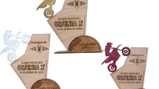 Set trofee personalizate HH1575 pentru locurile 1, 2, 3 din lemn - 21x25 cm