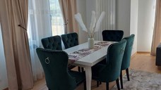 Set Aug masa alb lucios 160/240 cm +6 scaune tapitate verde