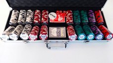 Set poker cu 500 chips-uri clay 14g model WPT si servieta din aluminiu