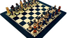 Set sah cu piese tematice Romanii vs Arabii cu tabla cu efect de abanos