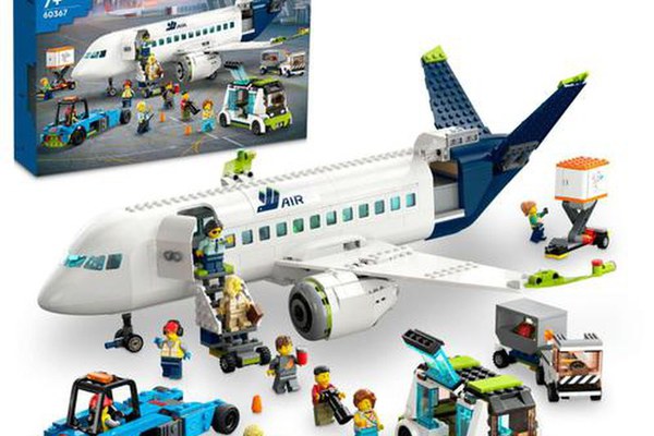 LEGO® City - Avion de pasageri 60367, 913 piese