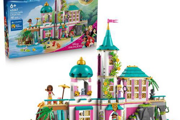 LEGO® Disney - Castel de printesa si animalute regale 43267, 787 piese
