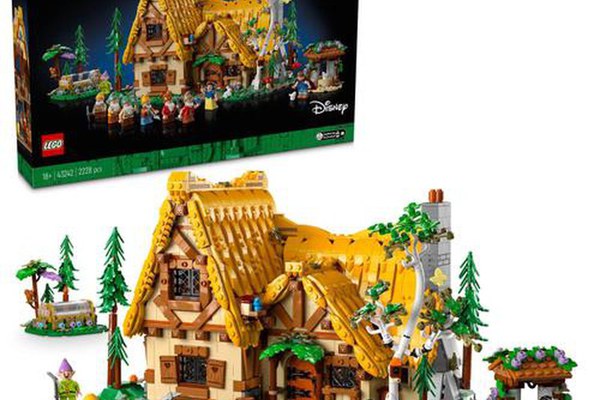 LEGO® Disney Princess™ - Alba ca Zapada si casuta celor sapte pitici 43242, 2228 piese