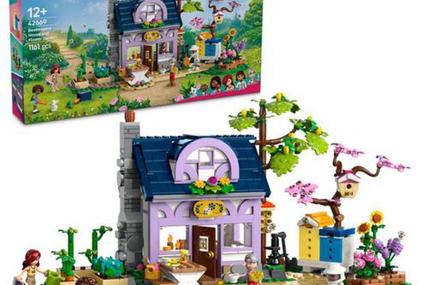 LEGO® Friends - Casa apicultorilor si gradina cu flori 42669, 1161 piese