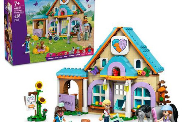 LEGO® Friends - Clinica veterinara pentru cai si animale de companie 42651, 428 piese