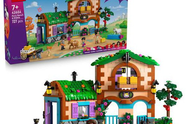 LEGO® Friends - Ferma si grajd pentru ponei 42654, 727 piese
