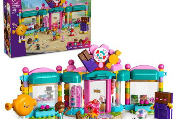 LEGO® Friends - Magazin de dulciuri din orasul Heartlake 42649, 376 piese