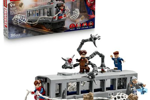 LEGO® Marvel - Lupta de pe acoperisul trenului dintre Omul-Paianjen si Doc Ock 76321, 393 piese