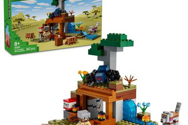 LEGO® Minecraft - Expeditia de minerit cu Tatu 21269, 247 piese