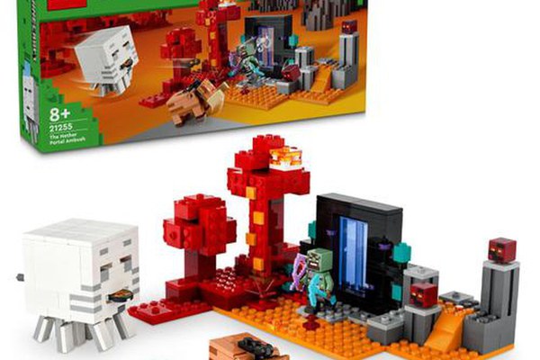 LEGO® Minecraft® - Ambuscada in portalul nether 21255, 352 piese