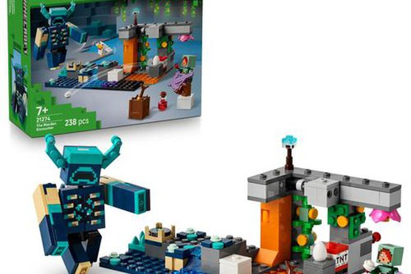 LEGO® Minecraft® - Intalnirea cu Temnicerul 21274, 238 piese
