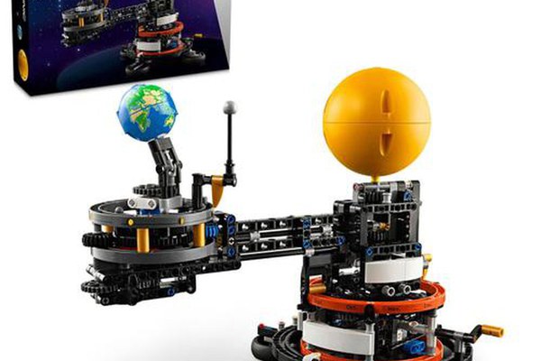LEGO® Technic - Planeta pamant si luna pe orbita 42179, 526 piese