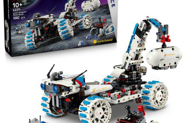 LEGO® Technic - Vehicul spatial Rover Lunar Outpost™ 42211, 1082 piese