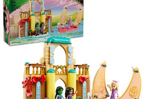 LEGO® Wicked - Glinda, Elphaba si Nessarose la Universitatea Shiz 75681, 304 piese