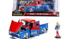 Masinuta Bombshells 1956 Ford F-100 Pickup cu Figurina Super Girl (Albastru/Rosu)