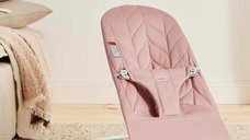 Balansoar BabyBjorn Bliss Dusty Pink din tesatura matlasata cu aspect delicat de petala