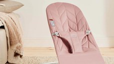 Balansoar BabyBjorn Bliss Dusty Pink din tesatura matlasata cu aspect delicat de petala