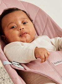 Balansoar BabyBjorn Bliss Dusty Pink din tesatura matlasata cu aspect delicat de petala - 3
