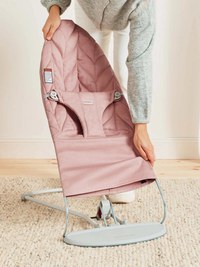 Balansoar BabyBjorn Bliss Dusty Pink din tesatura matlasata cu aspect delicat de petala - 6