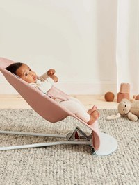 Balansoar BabyBjorn Bliss Dusty Pink din tesatura matlasata cu aspect delicat de petala - 7