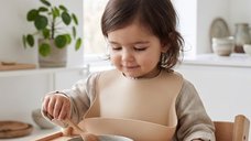 Baveta Bocioland Bej din Silicon Alimentar cu Buzunar si Inchidere Reglabila