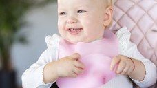 Baveta impermeabila din silicon cu buzunar roz Babyono