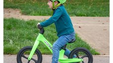 Bicicleta de echilibru fara pedale TickiT Whizz Bike, sa reglabila, suport pana la 30 kg, verde
