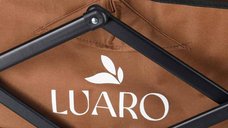 Carucior de transport universal 2 in 1 Ikonka Brown, model pliabil, cu maner reglabil, sasiu din otel rezistent, buzunare exterioare si Masuta de campare inclusa