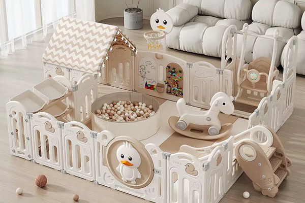 Gardulet loc de joaca interiorexterior Nichiduta Garden cu margini rotunjite,Poarta de siguranta,Leagan,Balansoar,Casuta,Cos de baschet,Organizator,Tobogan,Piscina uscata,Covoras spuma 1cm grosime Happy House Beige