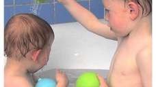 Jucarie de baie Mingiuta senzoriala cu apa Plui Rainball verde