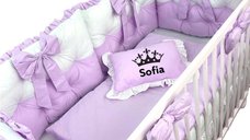 Lenjeria de pat Personalizata cu 4 perne aparatori matlasate, cearceaf cu volanas, pilota si pernuta 140x70 cm roz pal