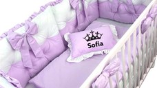Lenjeria de pat Personalizata cu 4 perne aparatori matlasate, cearceaf cu volanas, pilota si pernuta 140x70 cm roz pal