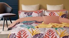 Lenjerie de pat Somnart Percale cu 4 piese, cearceaf pat clasic 240c x 260 cm, cearceaf pilota 200 x 230 cm si 2 fete perna 50 x 70 cm model pene colorate