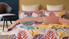 Lenjerie de pat Somnart Percale cu 4 piese, cearceaf pat clasic 240c x 260 cm, cearceaf pilota 200 x 230 cm si 2 fete perna 50 x 70 cm model pene colorate