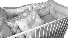 Lenjerie patut 120x60 cm cu 6 perne pufoase, cearsaf si paturica gri cu norisori si stelute