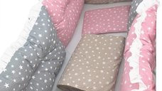 Lenjerie patut 140x70 cm cu 6 aparatori pufoase, cearsaf si paturica Stelute roz,bej si gri