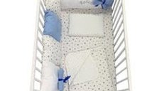 Lenjerie personalizata cu aparatori din 7 pernute pufoase Albastru stelute albastre pe alb 120x60 cm
