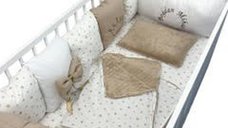 Lenjerie personalizata cu aparatori din 7 pernute pufoase Bej stelute bej pe alb 120x60 cm